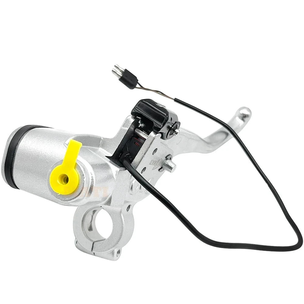 Left Front Brake Master Cylinder Assembly for Arctic Cat ATV 250 300 400 500 650 2*4 4*4 2004-2005 OEM: 1502-765